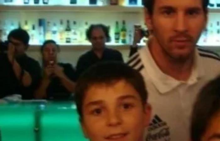 En 2011 se tomó una foto con Messi; hoy es su compañero en la selección argentina – .
